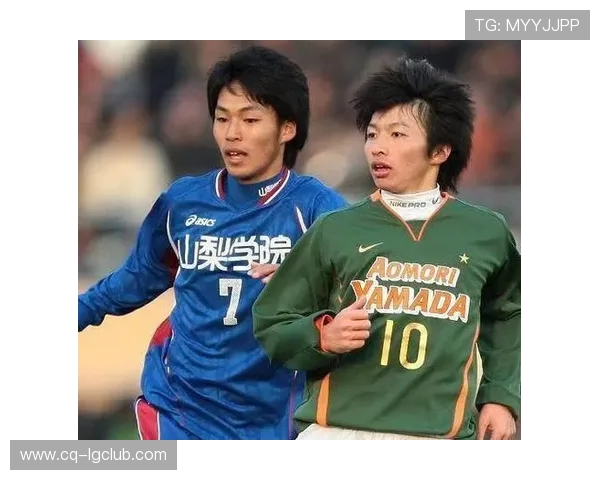 戴眼镜的足球生如何突破视力限制与竞技挑战取得优异成绩